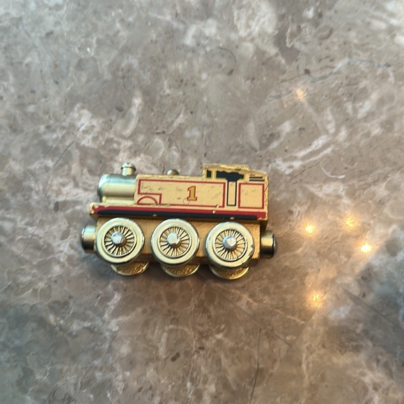 Golden limited edition Thomas the train collectible - Picture 3 of 6